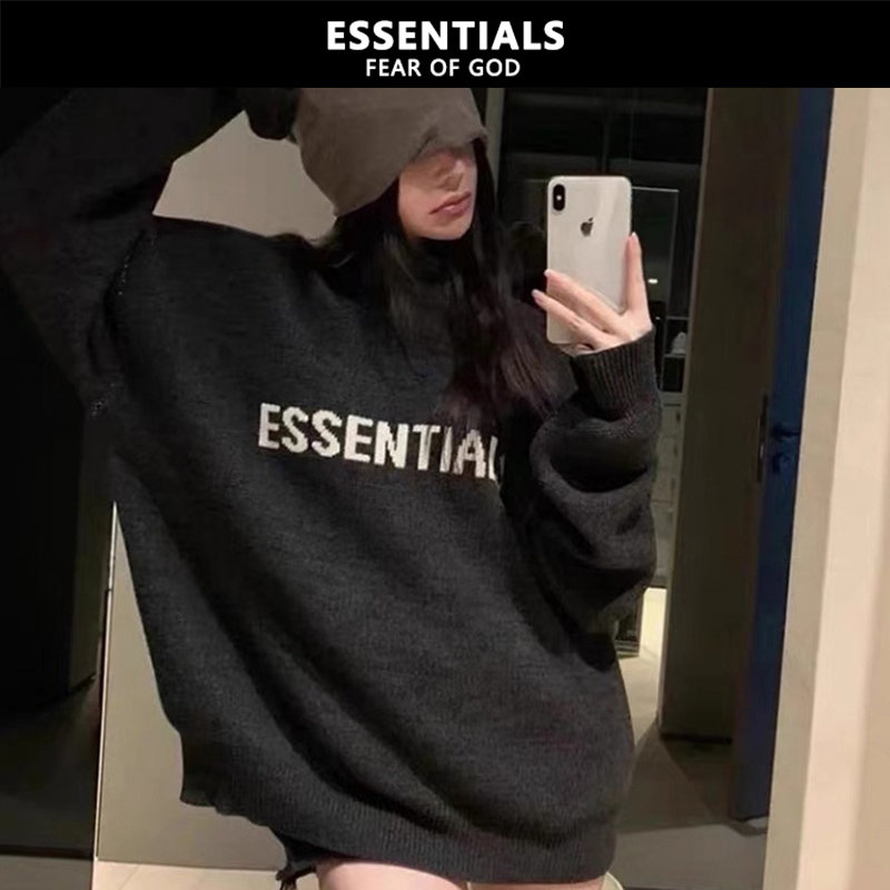 『ESSENTIALS』เสื้อสเวตเตอร์ถัก FEAR OF GOD FOG ESSENTIALS เสื้อสเวตเตอร์คอกลมหลวม