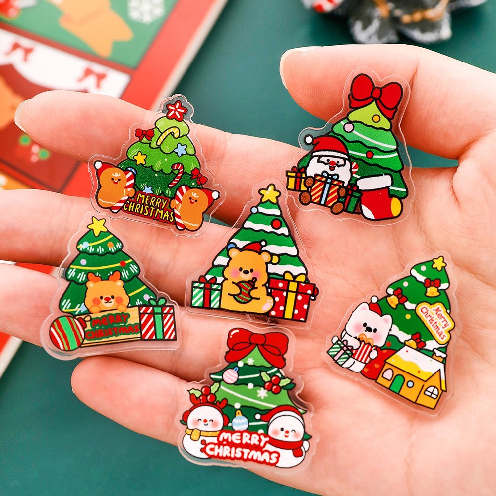 พร้อมส่ง  เข็มกลัดอะคริลิคใส ติดกระเป๋า ลายต้นคริสต์มาสและกล่องของขวัญ ของขวัญของตกแต่งน่ารัก