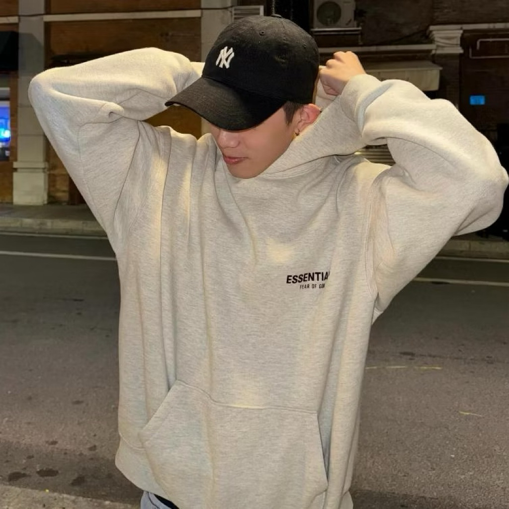 ( Outlet )Essentials Hoodie Sweater ผ้าหนานุ่ม ทรงโอเวอร์ไซส์ (นายเเบบใส่ XL)