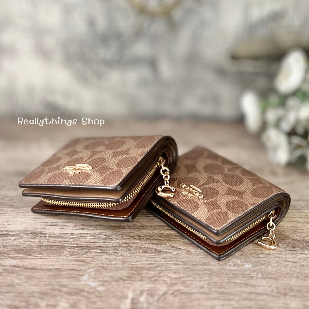 [ลดเพิ่ม:โค้ดคุ้ม+โค้ดร้านค้า]{แท้💯%📮พร้อมส่ง+ส่งฟรี} กระเป๋าตังค์สั้น C0ACH Snap Wallet (รุ่นซิปห้อ