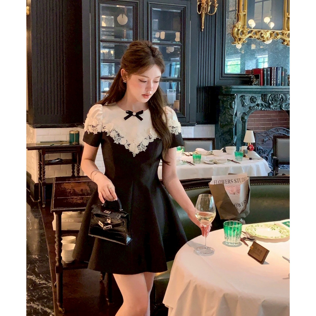 Black Winny Dress เดรสแขนสั้น อกแต่งลูกไม้ อกเย็บโบว์เพชร ซิปหลัง เนื้อผ้าเรียบ สีพื้น ช่วงกระโปรงทรงบาน