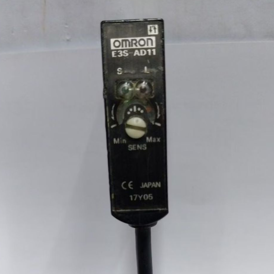 โฟโต้เซ็นเซอร์(PhotoEletricSwitch)OMRON E3S-AD11ระยะใช้งาน10ซม.JAPANใช้ไฟDC12V-24V 3สาย น้ำตาล+ น้ำเ
