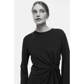 H&M(เอชแอนด์เอ็ม) เสื้อท็อปดีไซน์บิดเกลียว Women Twist-detail top 1322860_1