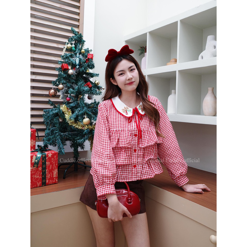 Cuddle.official - Red Scott Top🧣 (เสื้อแขนยาวลายสก็อตคอบัวแต่งระบาย)