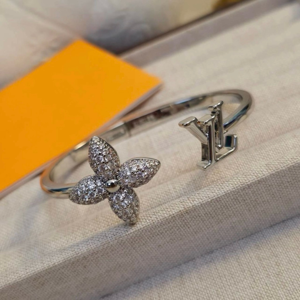 🆕กำไลข้อมือเงิน 𝐿𝒱 LUISE SILVER BLOSSOM BANGLE