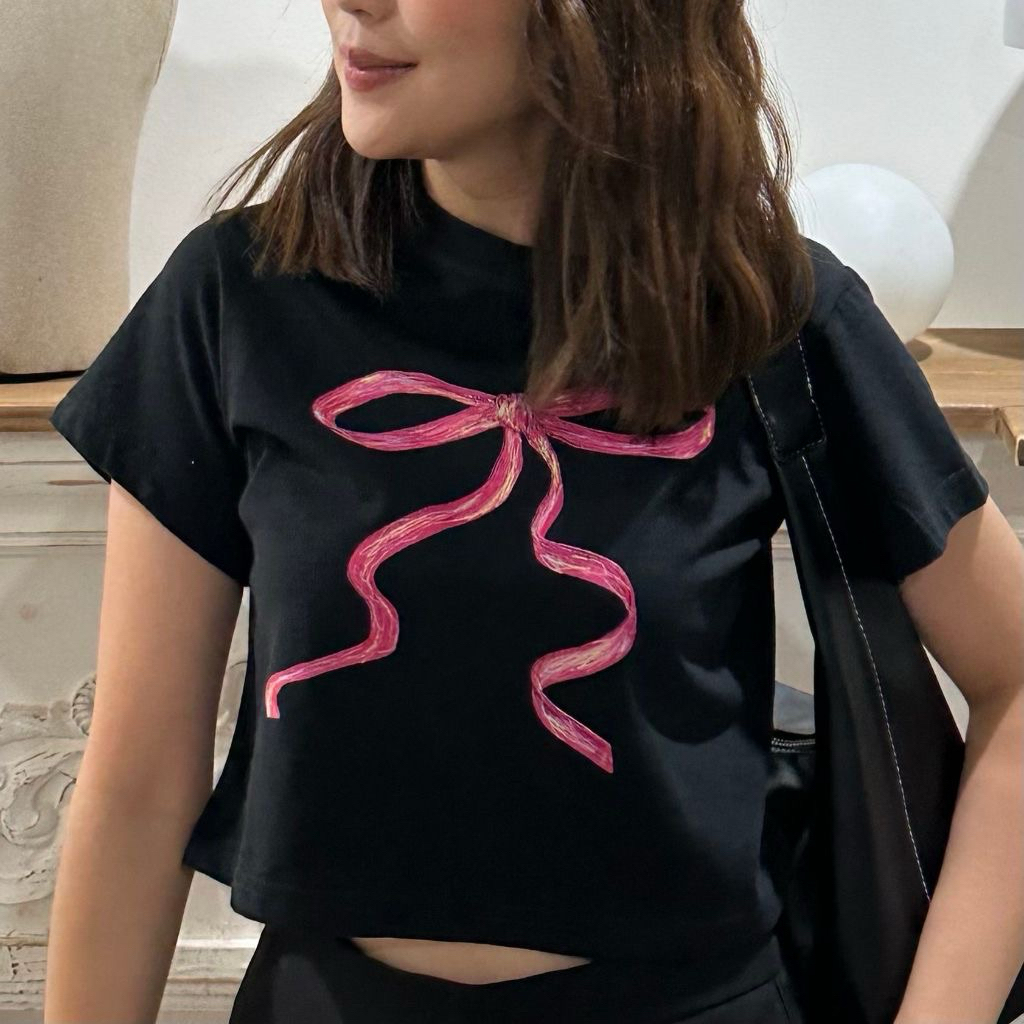Kudsun official ส่งต่อ (ชอป390฿) เสื้อยืดครอป คอกลม สีดำ ลายโบว์สีชมพู รุ่น Mini tee (Ribbon) size m