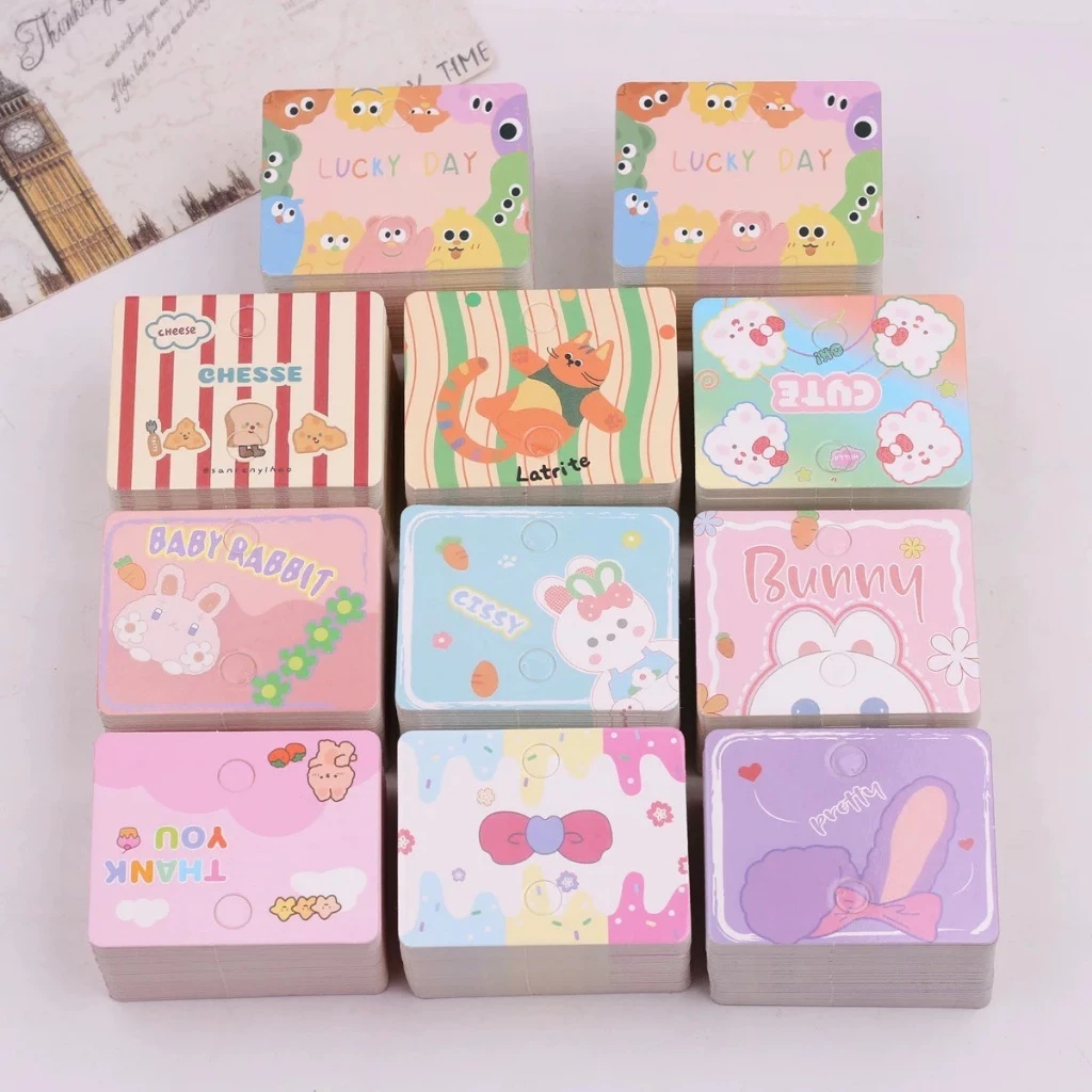 (พร้อมส่ง) กระดาษใส่พวงกุญแจ แป้นห้อยพวงกุญแจ กระดาษลายน่ารัก ขนาด 6.3*5 cm จำนวน 50 แผ่น