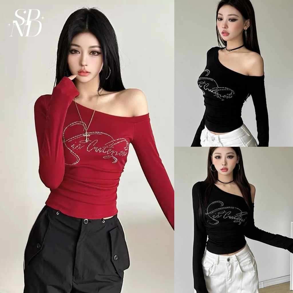 SPND【พร้อมส่ง】เสื้อแขนยาวปาดไหล่สดใส ดีไซส์เก๋ด้วยลายตัวอักษรวิบวับ มี2สี ดำ แดง (2773)