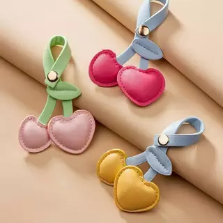 ส่งด่วน GUCSELECTED(B2471) พวงกุญแจ จี้ตุ๊กตาเชอร์รี่หัวใจสีแดง หนังพียูสําหรับห้อยกระเป๋า