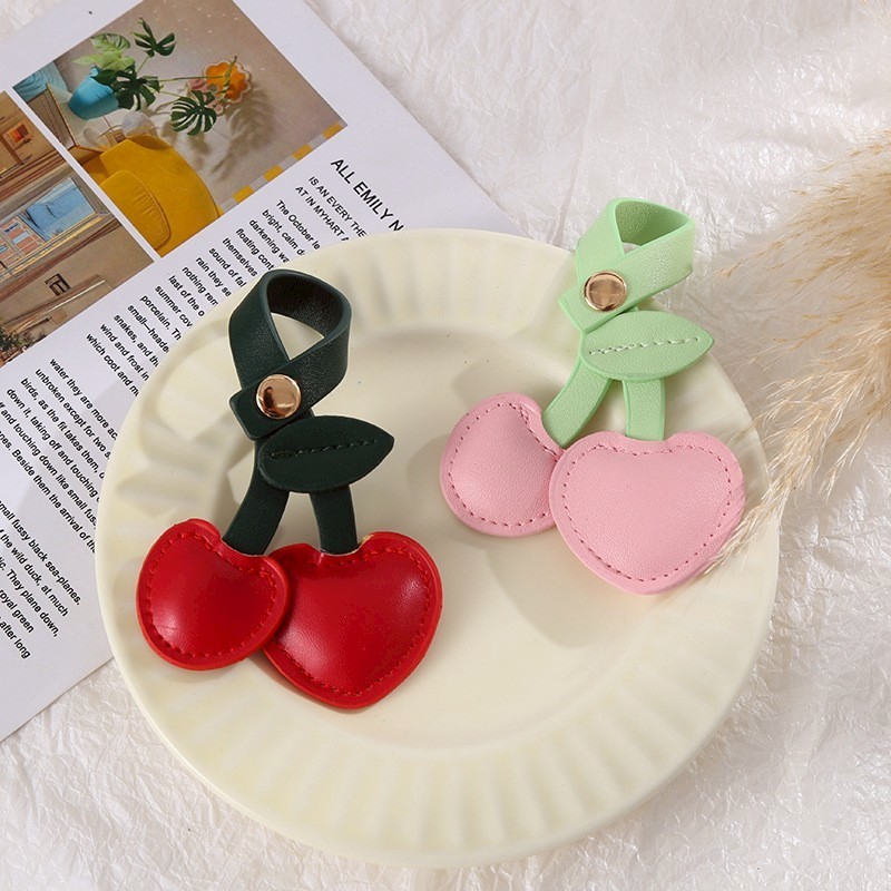 ส่งด่วน GUCSELECTED(B2471) พวงกุญแจ จี้ตุ๊กตาเชอร์รี่หัวใจสีแดง หนังพียูสําหรับห้อยกระเป๋า - รูปที่ 6