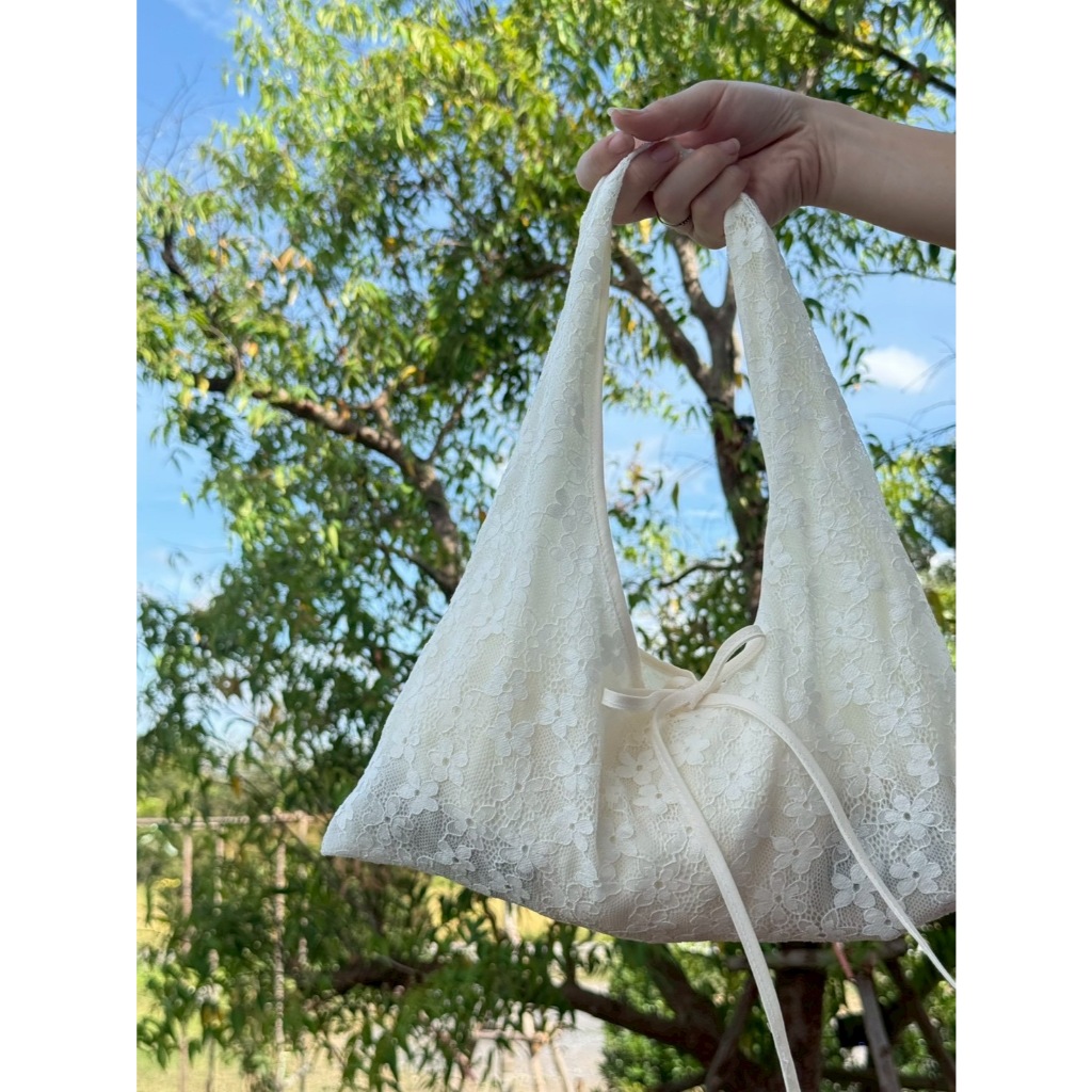 Mii กระเป๋าลูกไม้ ทรง Hobo รุ่น Hobii สีขาว