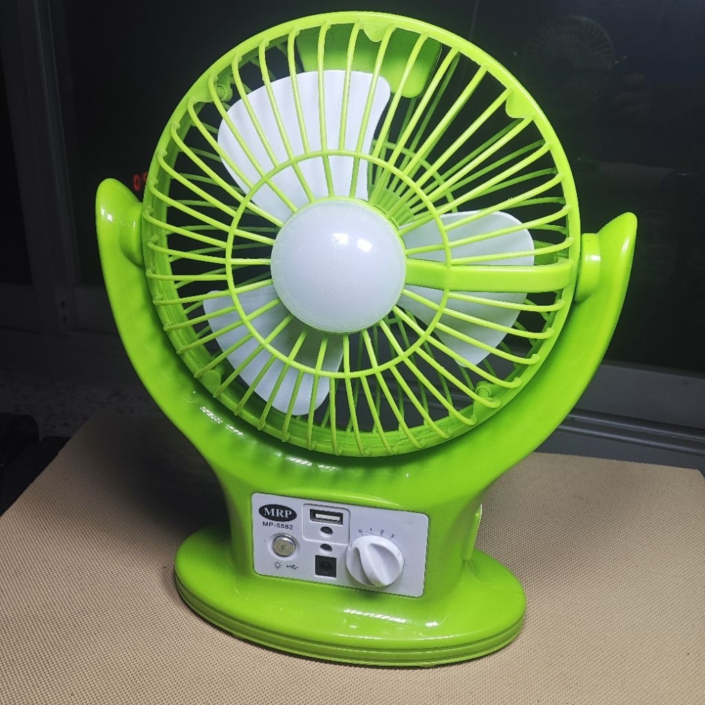 พัดลมมินิตั้งโต๊ะ มีช่อง ชาร์จ USB ปรับแรงลมได้ 3 ระดับมีไฟ LED สว่างแบตเตอรี่อึดทน 4000 mla เป็นแบต