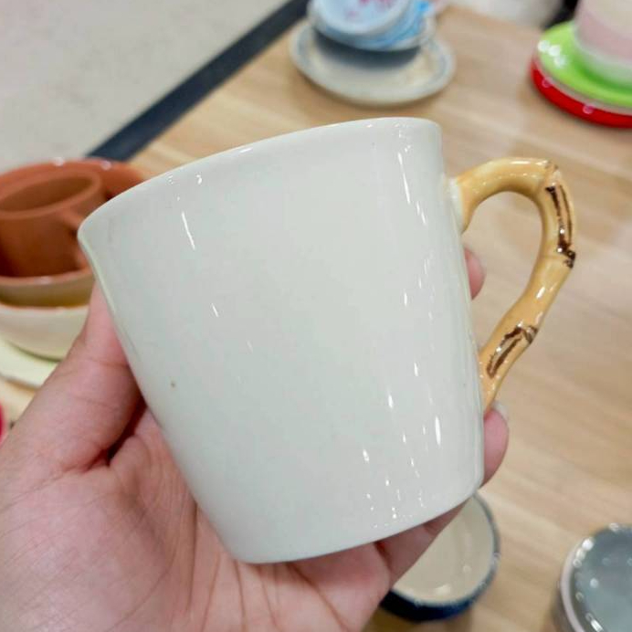 แก้วกาแฟ แก้วสีขาวเงา แก้วใบใหญ่ ด้ามจับลายไม้ไผ่ เข้าไมโครเวฟได้
