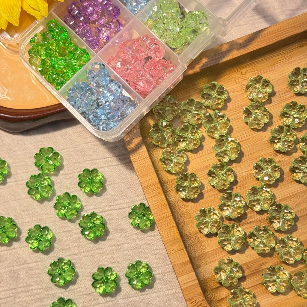 ลูกปัดอะคริลิค ลายใบโคลเวอร์ใส 20 ชิ้น- Crystal Clover Acrylic Beads 12 mm