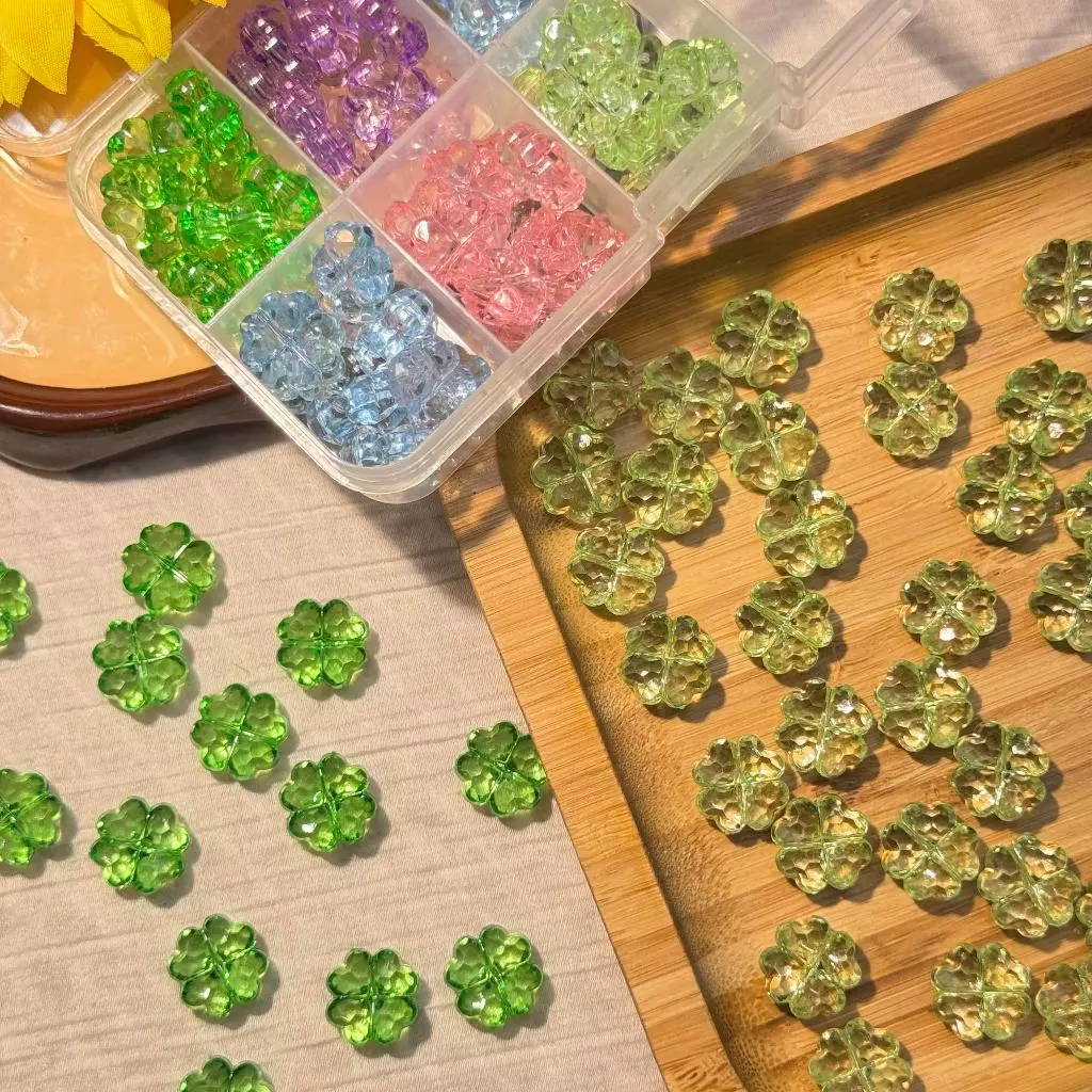 ลูกปัดอะคริลิค ลายใบโคลเวอร์ใส 20 ชิ้น- Crystal Clover Acrylic Beads 12 mm