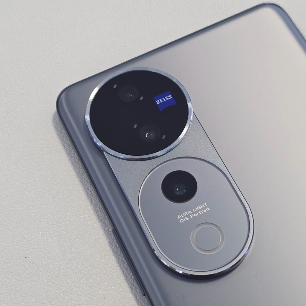 V40 Pro ศูนย์ไทย [มือสอง] RAM 12 / ROM 512GB [ประกันร้าน 1 เดือน]