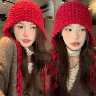 หมวกไหมพรม งานถักสานสายยาว มีสไตล์ มีพู่ประดับ มีหลายสีให้เลือก ที่ปิดหู น่ารัก ทำให้ใบหน้าดูเล็กลง