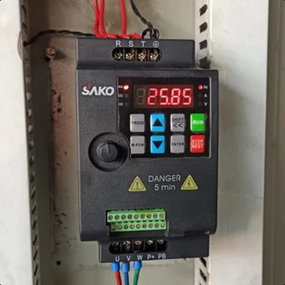 อินเวอร์เตอร์สามเฟส SAKO SKI780 380V: เครื่องมือควบคุมความเร็วระดับอุตสาหกรรมทรงพลังสำหรับมอเตอร์ 1HP-7HP