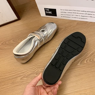 รองเท้าผ้าใบแบบแมรีเจนทรงแฟลตสไตล์ใหม่ ได้แรงบันดาลใจจากรองเท้าบัลเล่ต์ เหมาะสำหรับใส่เล่นกีฬาหรือใส่ลำลอง
