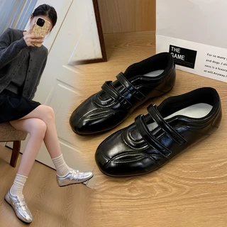 รองเท้าผ้าใบแบบแมรีเจนทรงแฟลตสไตล์ใหม่ ได้แรงบันดาลใจจากรองเท้าบัลเล่ต์ เหมาะสำหรับใส่เล่นกีฬาหรือใส่ลำลอง