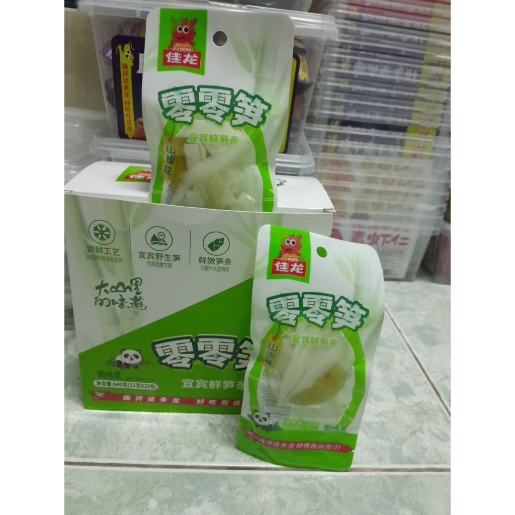 หน่อไม้สดพริกดองปรุงรสตราเจี่ยหลง สด ใหม่กรอบอร่อยมาก1กล่องมี20ซอง1ซองขนาด32กรัม1กล่องน้ำหนัก640กรัม(หน้าซองคือวันผลิต)