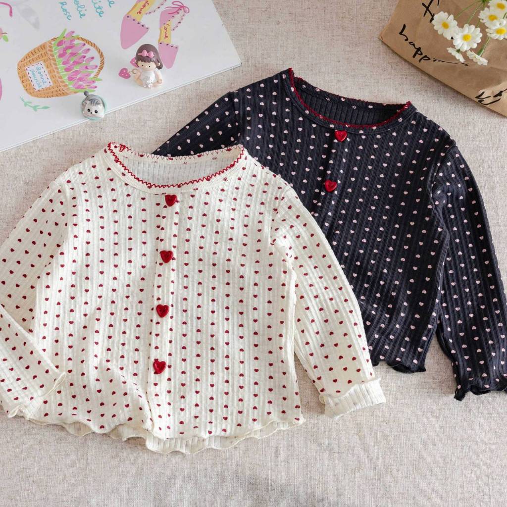 เสื้อเด็กหญิงผ้าร่องแขนยาว ลายหัวใจ กระดุมหัวใจ ชายระบาย่