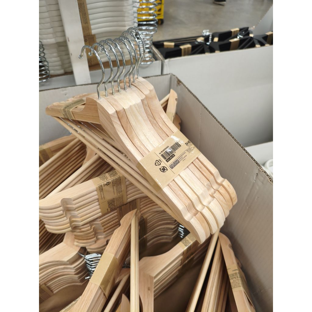 ไม้แขวนเสื้อบูมเมรัง(bumerang) ของ ikea ทำจากไม้เข้ากับตู้เสื้อผ้า แข็งแรงพอรับเสื้อผ้าที่มีน้ำหนัก