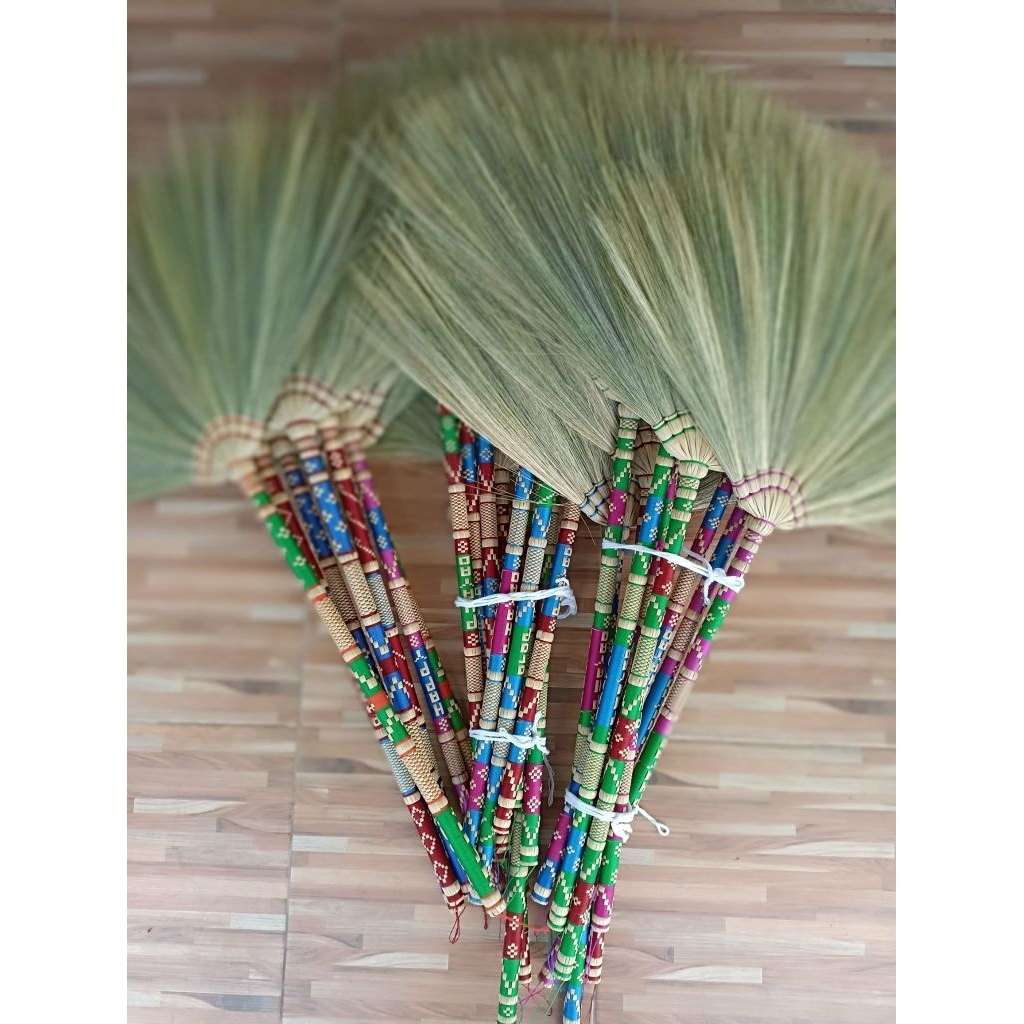 สินค้า OTOP ไม้กวาดดอกหญ้างานถักด้ามสวย [จำนวน1ด้าม]