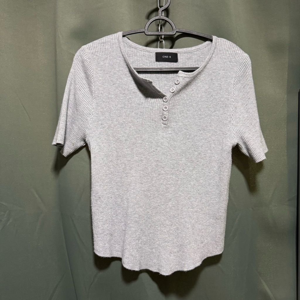 One k เสื้อไหมพรม ดีเทลกระดุม เว้าเอว พรางหุ่น