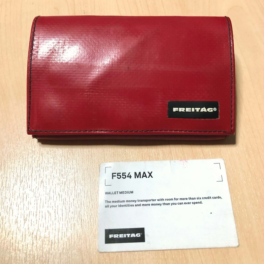 พร้อมส่ง - กระเป๋าสตางค์  Freitag F554 MAX มีการ์ด - สี แดง - เทา silver /  ใข้งานปกติ สภาพดี - ของแ