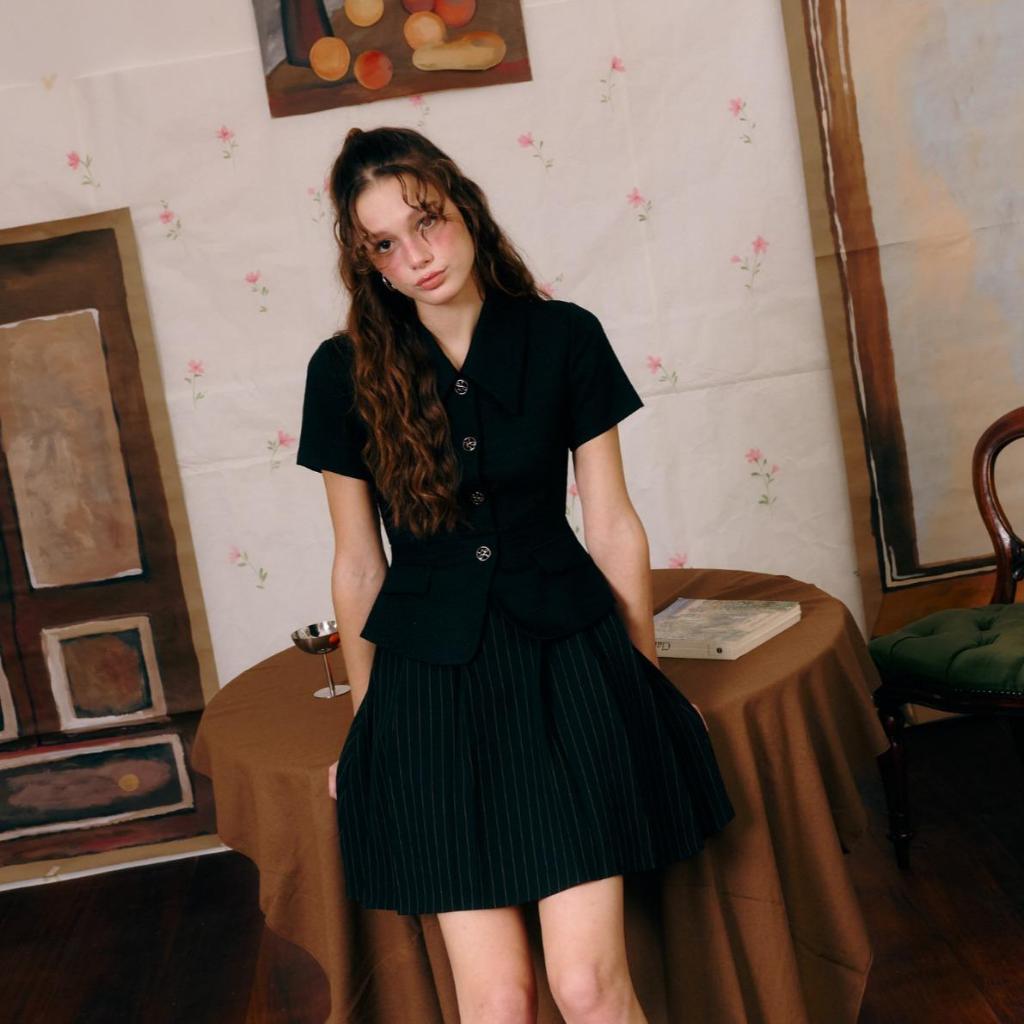 La Mignonne (XS-4XL) Velvet Noir Dress เดรสใส่ทำงาน มาพร้อมดีเทลล์คอปก กระดุมและกระเป๋าเสื้อ กระโปรงทรงพลีทที่น่ารักมากๆ