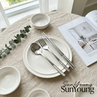 SunYoung ✨ ชุดช้อนส้อมตะเกียบ สแตนเลส 3 ชิ้น ลายโบว์ มินิมอล…