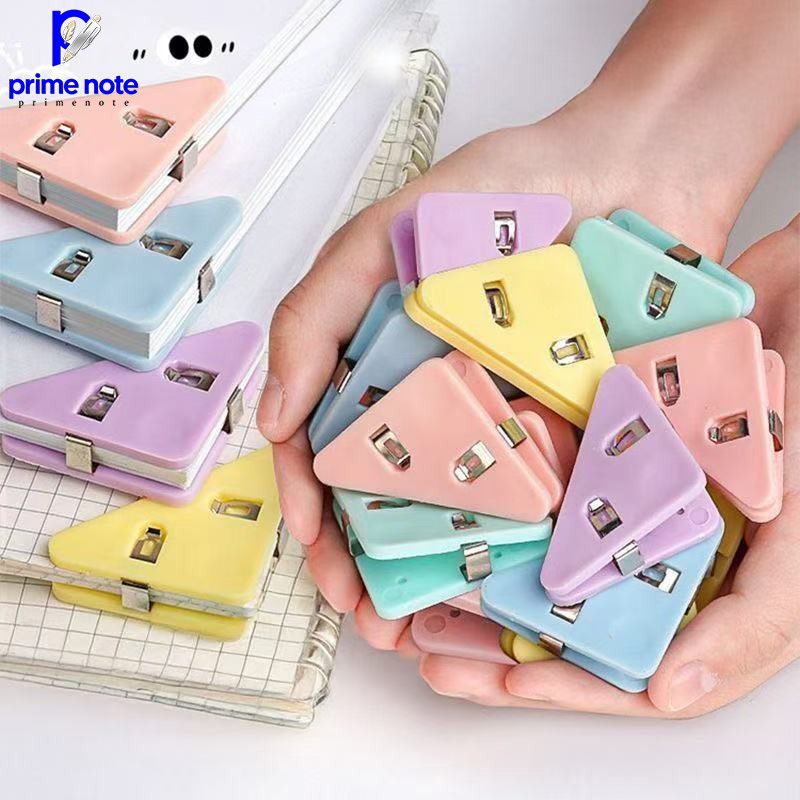 คลิปมุมกระดาษสีสันสดใ  ทรงสามเหลี่ยมน่ารัก สีเยอะมากๆ ที่หนีบมุมกระดาษแบบใหม่ ใช้งานสะดวก กระดาษ เข้ามุม สุ่มสี - รูปที่ 3