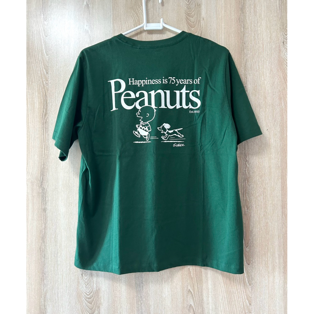Uniqlo UT x Peanuts เสื้อยืดคอกลมสีเขียวเข้มสกรีนลาย ไซส์ L, XL (มือ1) ป้ายห้อย