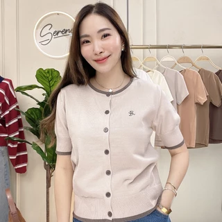 Serene's Choice เสื้อไหมพรม แขนสั้น ผ่าหน้า กระดุมทูโทน ผู้หญิง Knit Top ปักโลโก้ Serene