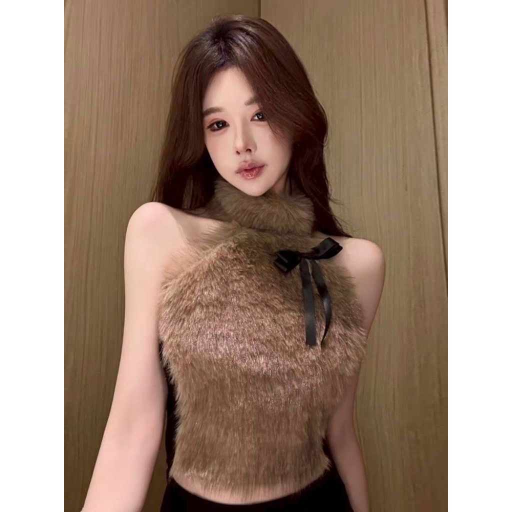 เสื้อ sexy คอเต่าขนเฟอร์ แต่งเข็มกลัด โบว์ดำ เอาไปdiy จะติดหรือไม่ติดก็ได้ตามใจชอบค่ะ ด้านหลังเป็นผ้ายืดนุ่มบุขนนิดๆอก