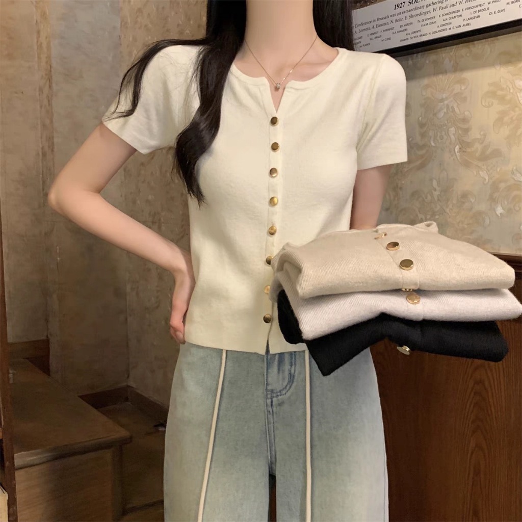 shop_sc เสื้อไหมพรมแฟชั่นผู้หญิงแขนสั้น แต่งกระดุมทอง(เล็ก) คอวีตัด ลุคดูแพง everyday look ผ้านุ่มบางใส่สบาย