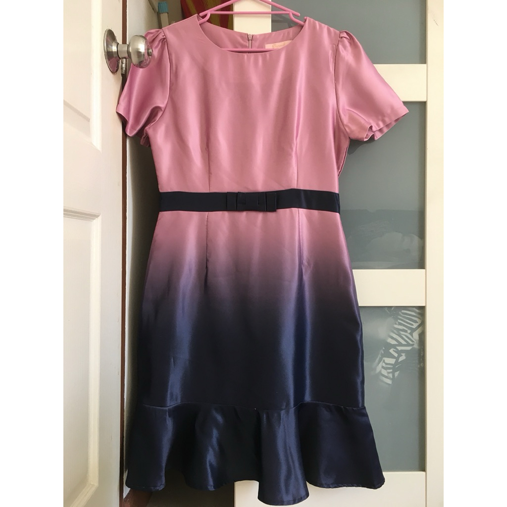 เดรสทูโทนงานป้าย Elgrand