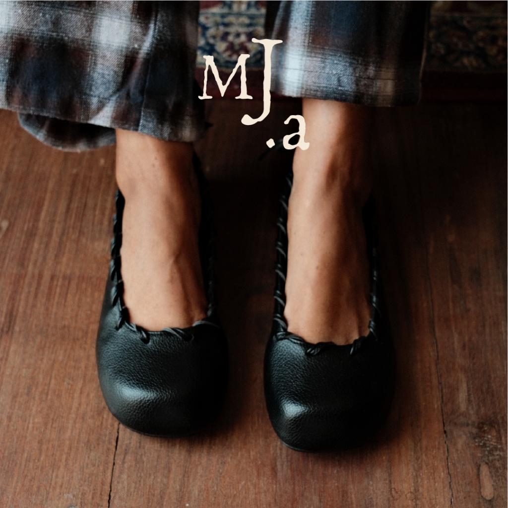 MJ.a รองเท้าบัลเล่ต์ BOLO Eyelet Ballerinas in Black