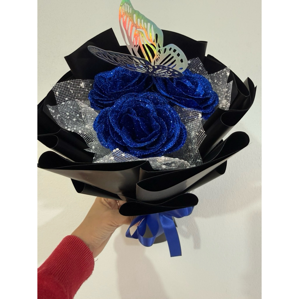 ช่อดอกไม้กริตเตอร์ กุหลาบสีน้ำเงิน3ดอก กระดาษสีดำ…………………………………….