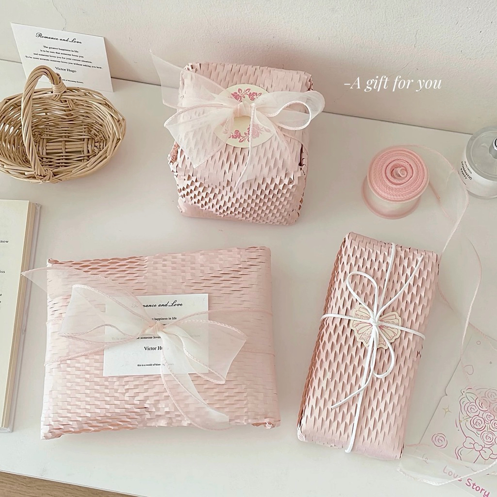 🇹🇭ส่งด่วน ชมพูซากุระ🌸50x40cm กระดาษห่อของขวัญลายรังผึ้งโทนชมพูซากุระ เหมาะสำหรับแพ็กของขวัญและใช้เป็นกระดาษกันกระแทก💓✨