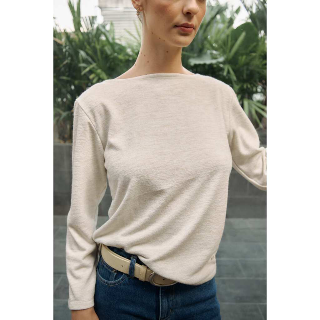 Rool - Blouse Boatneck Romeo เสื้อเบลาส์คอปาดแขนยาว ดีเทลด้วยป้ายลาเบล ROOL ที่ชายเสื้อ