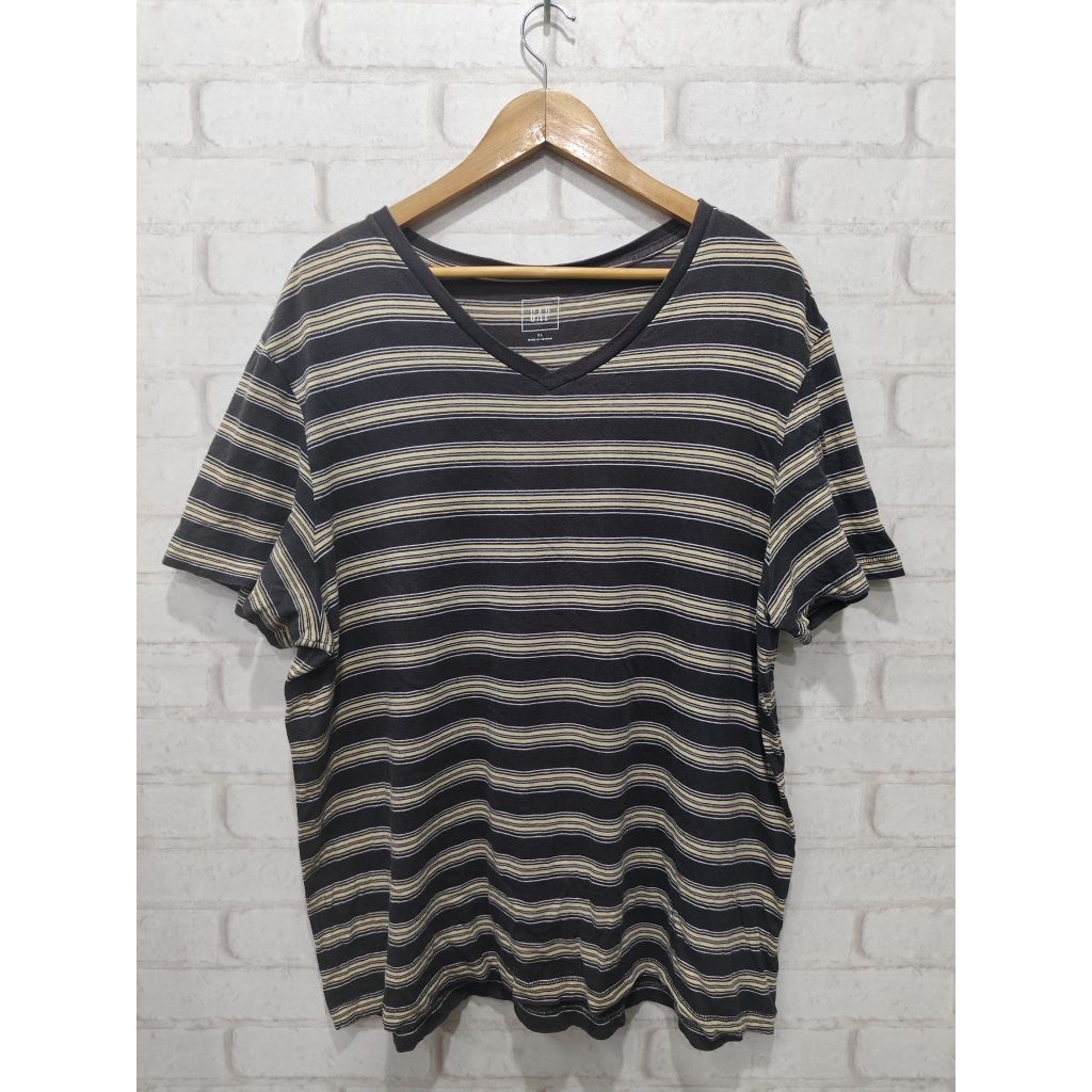 GAP เสื้อยืดคอวี ลายขวาง แขนสั้น สีเทาดำ | ไซส์ XL อก 50" ยาว 28.5"
