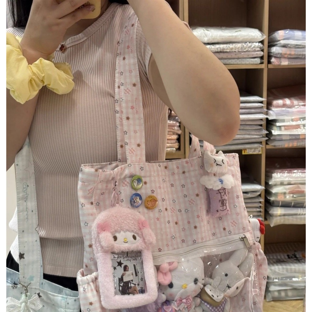 กระเป๋าผ้าสะพายข้าง รุ่น  olo   มี 2 สี ชมพู  ฟ้า มีช่องใส่ตุ๊กตาด้านหน้า (   สินค้าเฉพาะตัวกระเป๋าไม่เเถมตุ๊กตา )