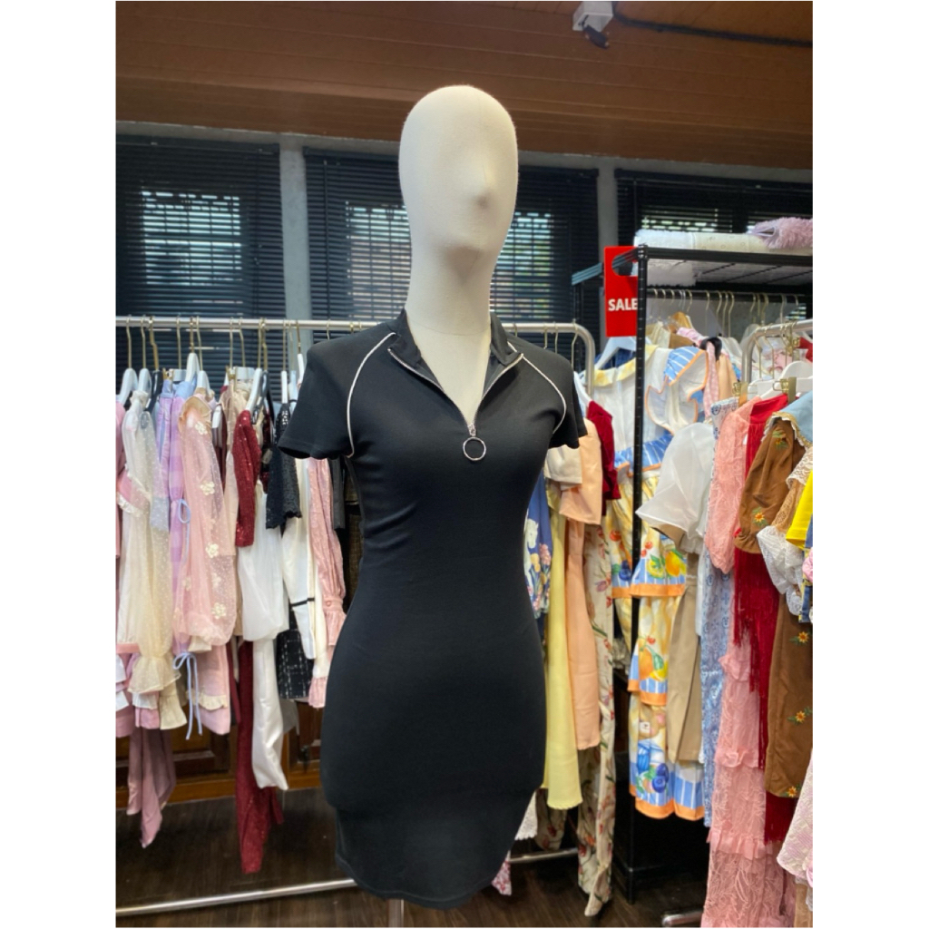 Dr3900 ส่งต่อสินค้าใหม่ S อก 28-32 เดรสสั้นสีดำ H&M DIVIDED ทรงรัดรูป ดีไซน์สปอร์ต แต่งซิปหน้าพร้อมห