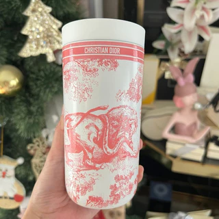 แก้วเก็บอุณหภูมิ Toile de Jouy เป็นของขวัญพรีเมียมสำหรับลูกค้าระดับ Platinum มีกล่องและถุงกระดาษให้นะค่ะ
