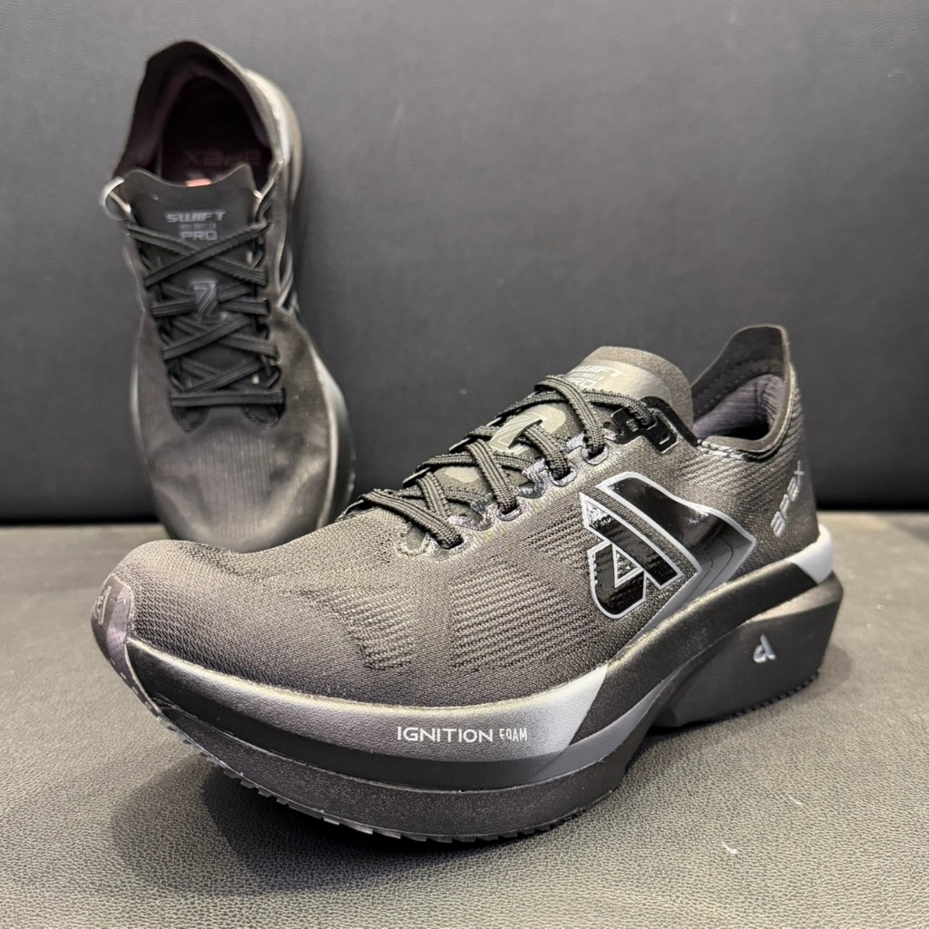 รองเท้าวิ่งผู้ชาย APEX SWIFT 2.0 PRO  ดำ/เทา