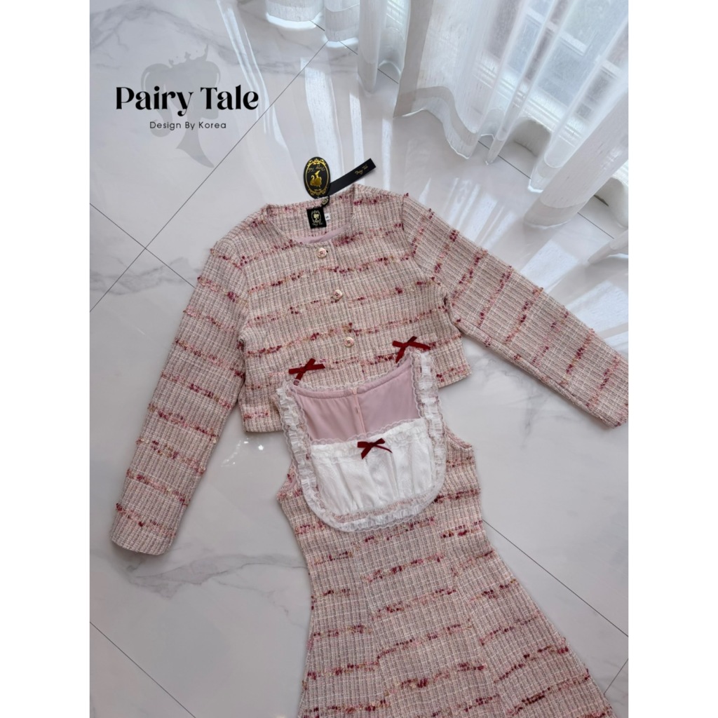 [PAIRY TALE] เดรสทวิวแขนกุดตัดต่อผ้าลูกไม้สีขาว แมตเสื้อคลุมแขนยาวติดโบว์แดง รุ่นนี้ผ้าทวิสสีชมพูแดง - รูปที่ 7