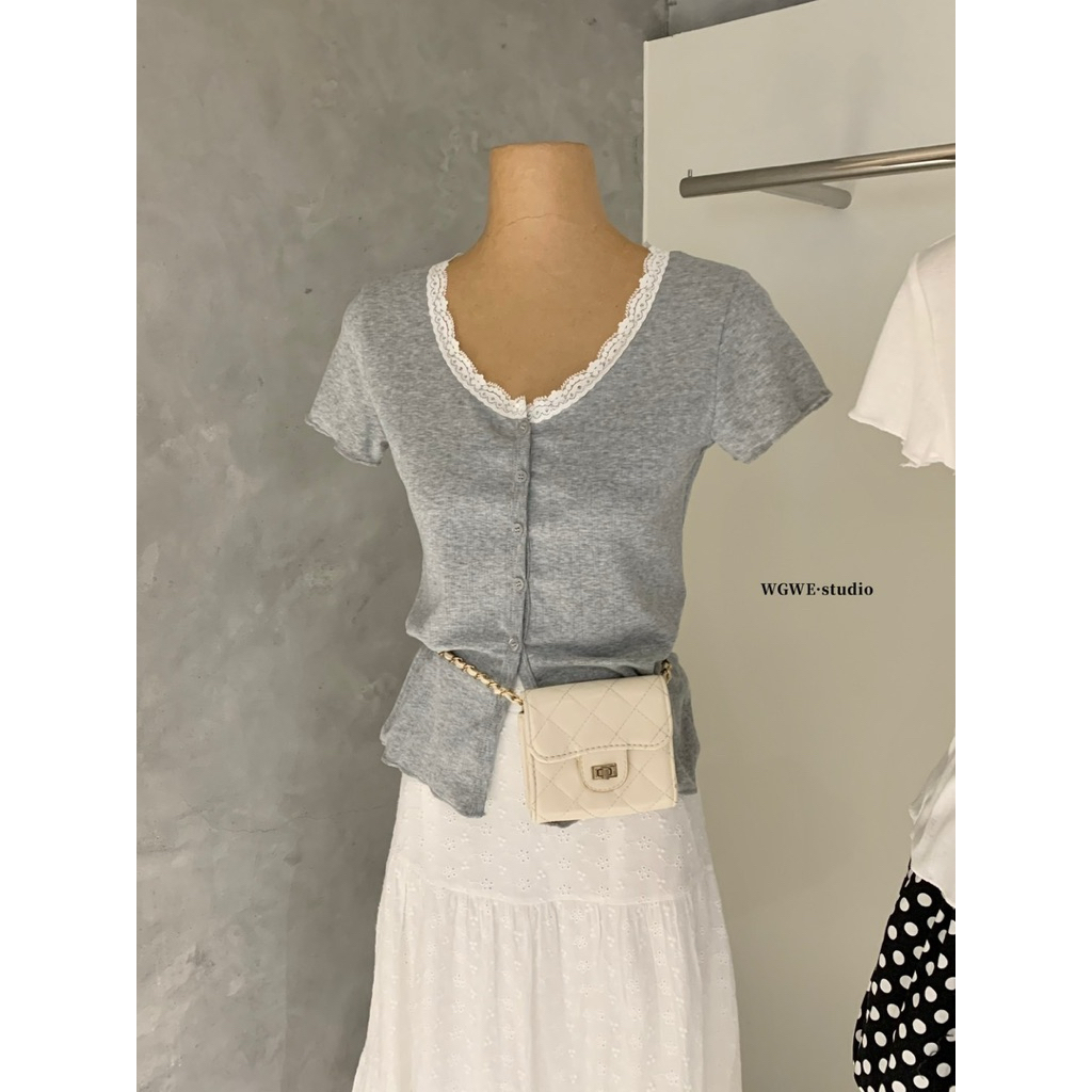 8938# เสื้อแขนสั้นคอยู แต่งลูกไม้ งานกระดุมหน้า เนื้อผ้าดี งานสวย TAG:WG.WE 🇰🇷 - รูปที่ 3