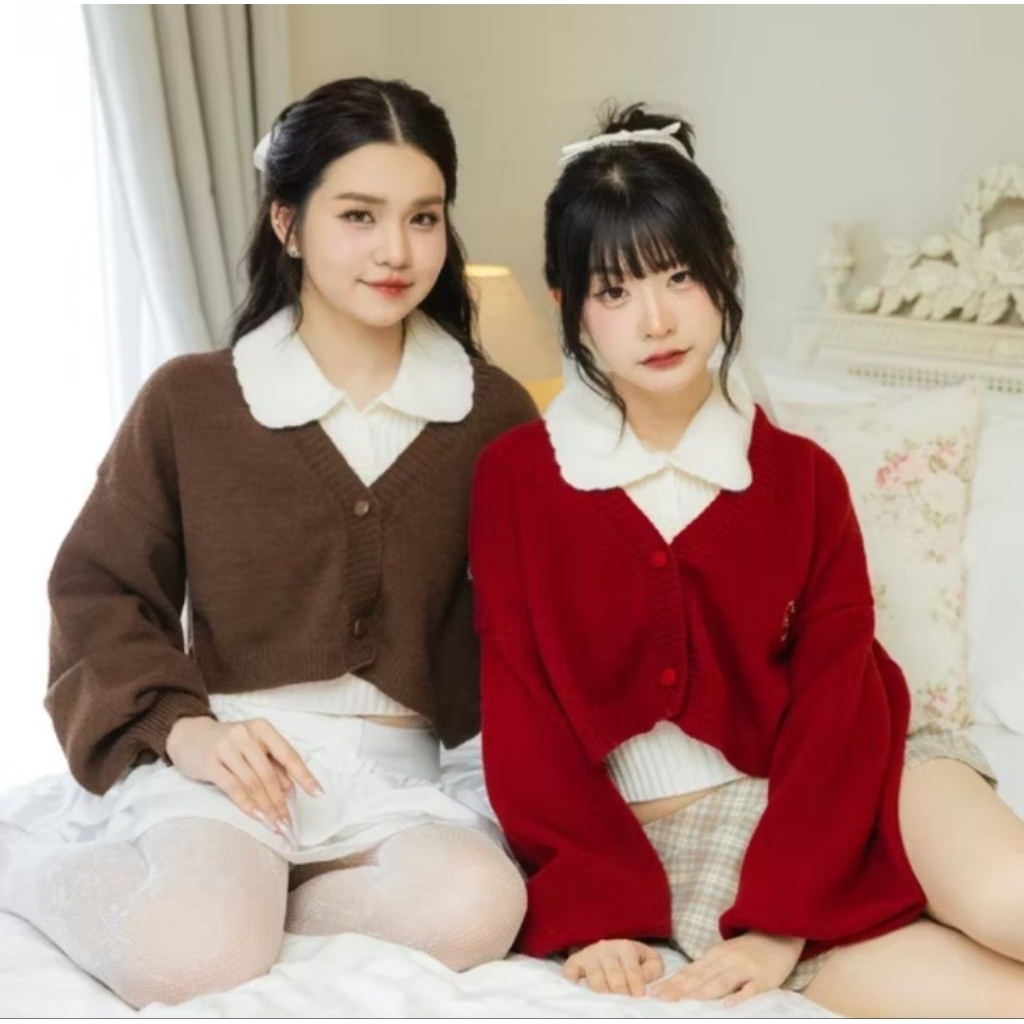 Rika น้องคัพเค้ก เซ็ตครอปไหมพรมกระดุมหน้าคอบัวแขนกุด สีแดง